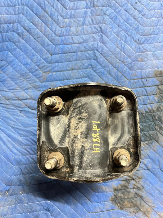 2016-19 NISSAN TITAN XD REAR LEFT DRIVER LEAF SPRING MOUNT PLATE W/ U BOLTS OEM