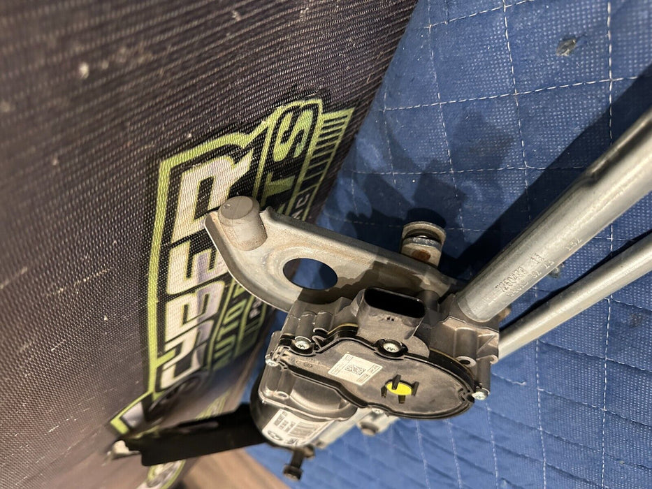 2015-2020 BMW M4 F82 FRONT WINDSHIELD WIPER MOTOR OEM 7 267 503 03