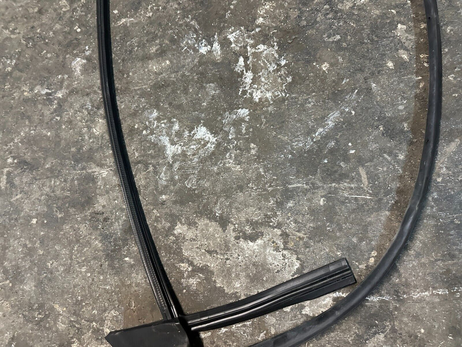 2018 AUDI R8 SPYDER RIGHT PASSENGER DOOR SEAL 4S0837912A 4S0 837 912 A