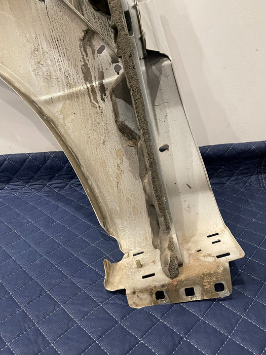 2017-2019 FORD F350 F450 METALLIC WHITE FRONT RIGHT FENDER OEM (UG) *DAMAGES*