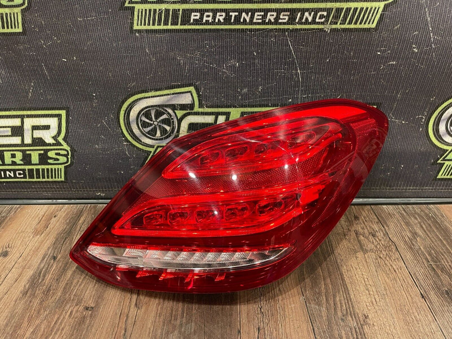 2015 MERCEDES BENZ C63S AMG PASSENGER RIGHT LED TAILIGHT OEM *SCUFFS*