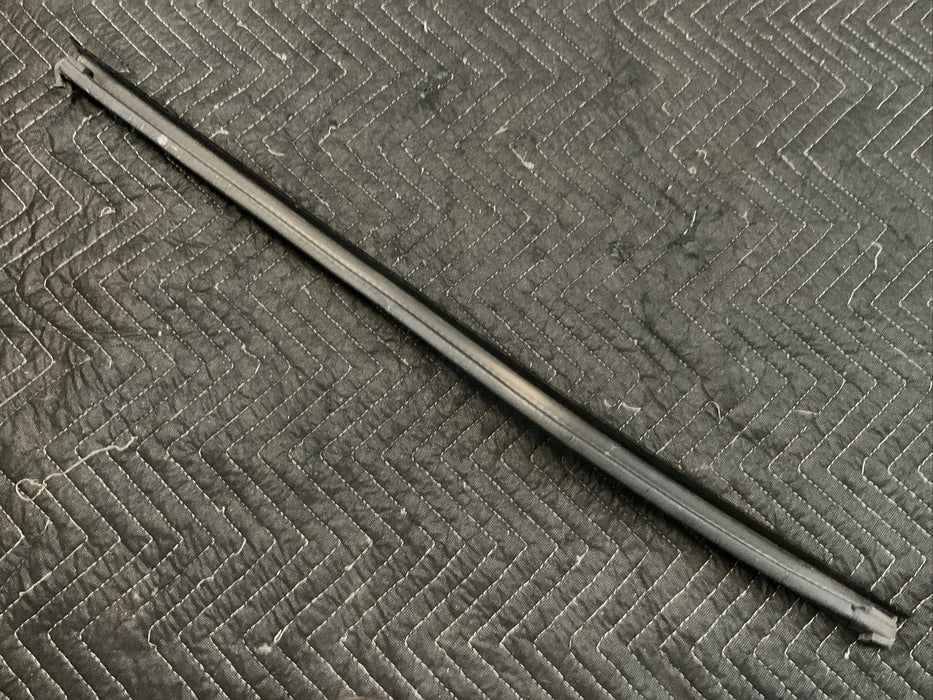 2017-2022 FORD F250 F350 F450 FRONT RIGHT OUTER DOOR BELT WEATHERSTRIP OEM