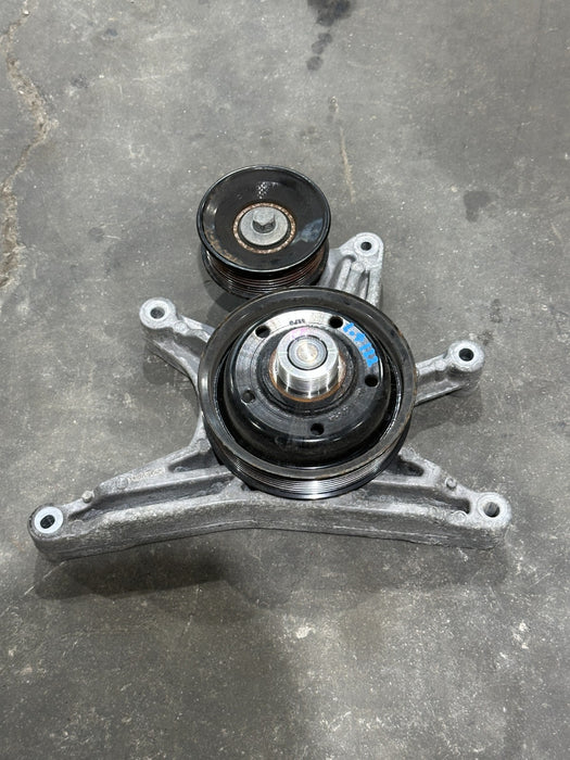 2017-2019 FORD F350 F450 6.7L ENGINE COOLING FAN CLUTCH PULLEY BRACKET OEM