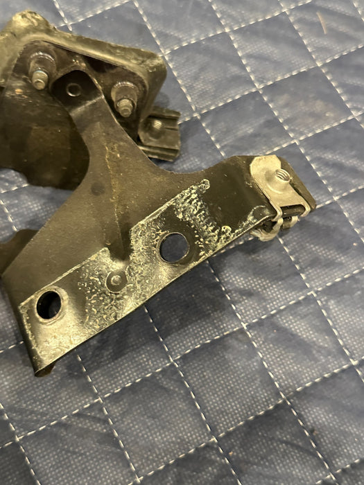 2014 AUDI R8 FRONT PASSENGER RIGHT MOUNT SUPPORT BUMPER BRACKETS 420 807 184 A