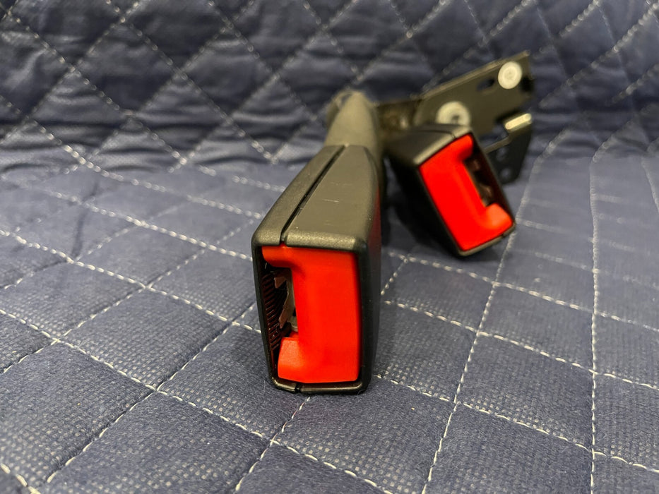 2019 MERCEDES-BENZ E63S AMG REAR SEAT MIDDLE SEATBELT BUCKLES OEM 290 860 06 00