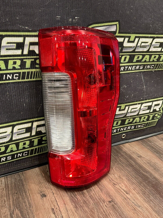 2017-2019 FORD F250 F350 F450 PASSENGER RIGHT HALOGEN TAIL LIGHT OEM