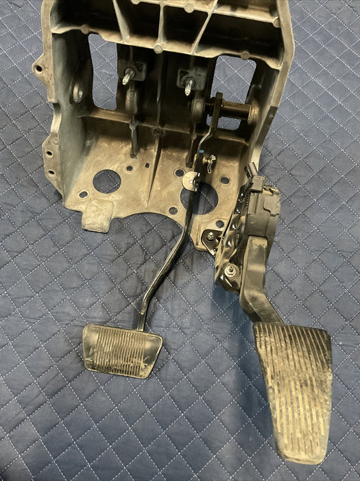 2017 RAM 2500 3500 MEGA CAB LARAMIE GAS BRAKE PEDAL ASSEMBLY OEM 2013-2018