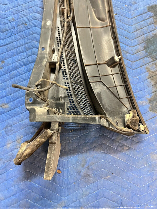 2016 2019 NISSAN TITAN XD OEM WINDSHIEL COWL 66810EZ10B 66810 EZ10B