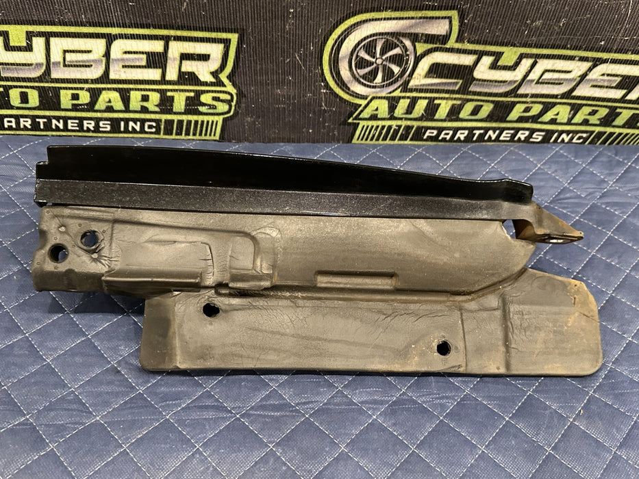 2014 AUDI R8 OEM RIGHT PASSENGER FENDER GARNISH PANEL TRIM W/ BRACKET & FOAM