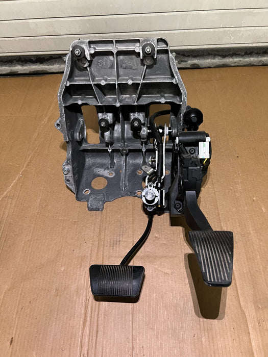 2017 RAM 2500 3500 MEGA CAB LARAMIE GAS BRAKE PEDAL ASSEMBLY OEM 2013-2018