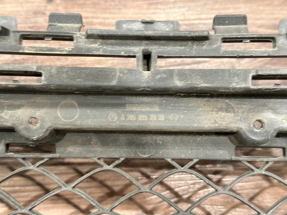 2017 MERCEDES-BENZ C63 AMG CONV FRONT BUMPER LOWER GRILLE OEM *2 BROKEN TABS*
