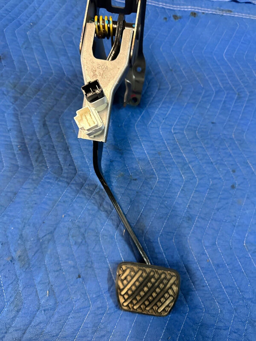 2016 - 2018 NISSAN TITAN XD OEM BRAKE PEDAL OEM 92400 EZ41A