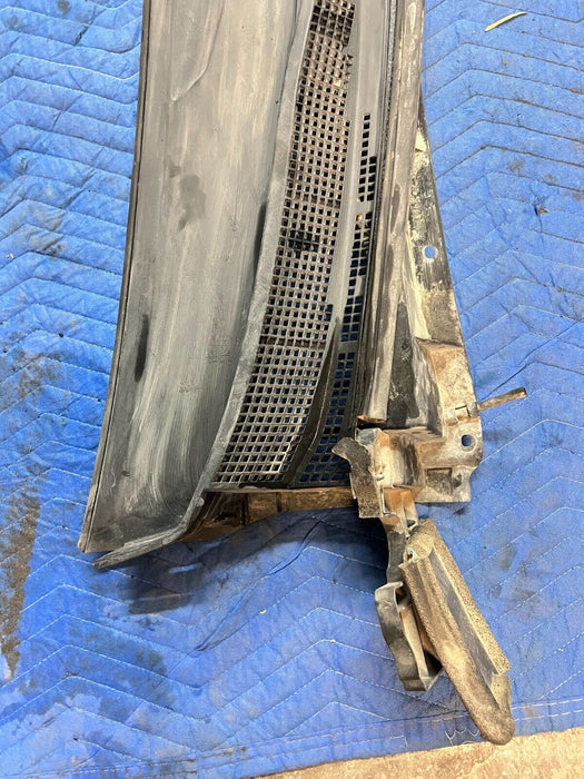 2016 2019 NISSAN TITAN XD OEM WINDSHIEL COWL 66810EZ10B 66810 EZ10B