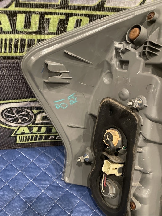 2014 TOYOTA PRIUS V REAR RIGHT PASSENGER TAILLIGHT TAIL LIGHT OEM