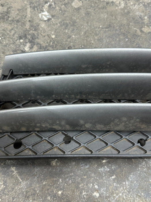 2014 AUDI R8 REAR RIGHT BUMPER GRILLE AIR VENT OEM ~BROKEN TAB~ 420 807 698