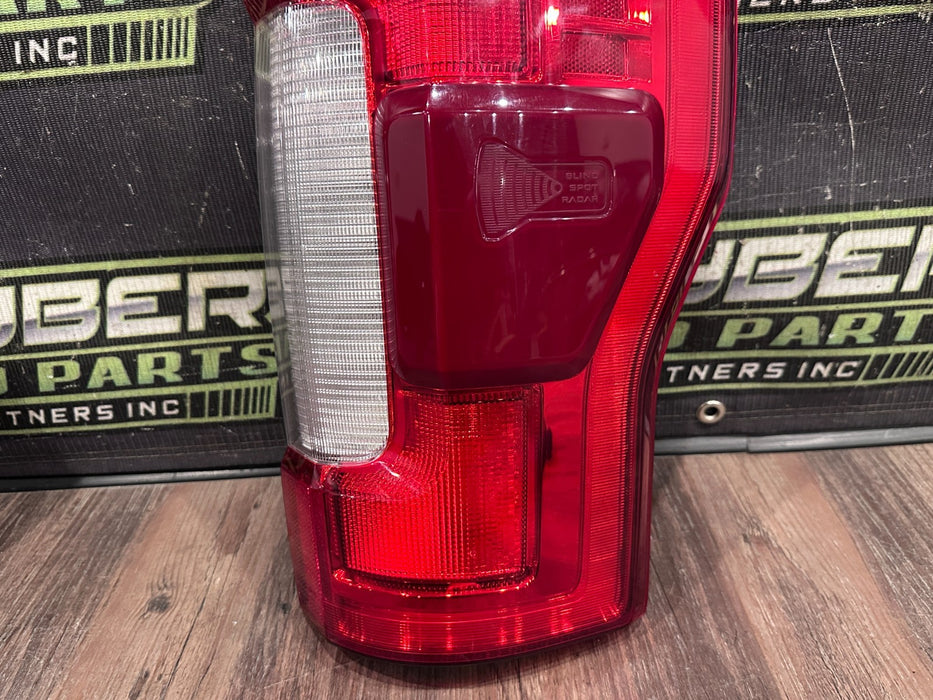 2017-19 FORD F250 F350 F450 PASSENGER RIGHT LED TAIL LIGHT OEM *SCUFFS 5-6*