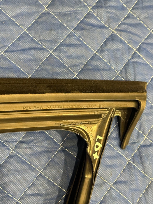 2024 BMW M3 M4 G80 G82 FRONT RIGHT DOOR SEAL OEM 7407403