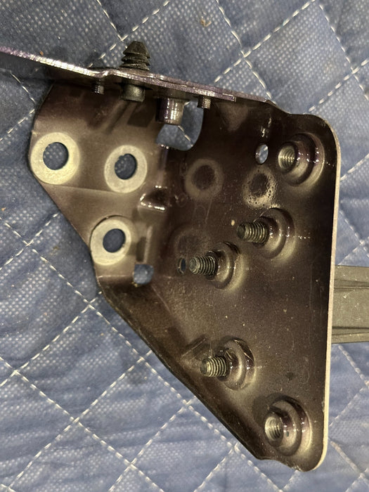 2014 AUDI R8 FRONT PASSENGER RIGHT FENDER BRACKET 420 806 420 OEM