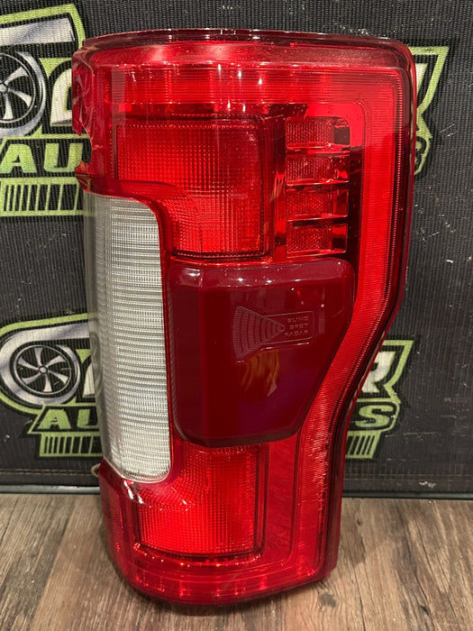 2017-2019 FORD F250 F350 F450 RIGHT LED TAIL LIGHT OEM *DAMAGED #4*