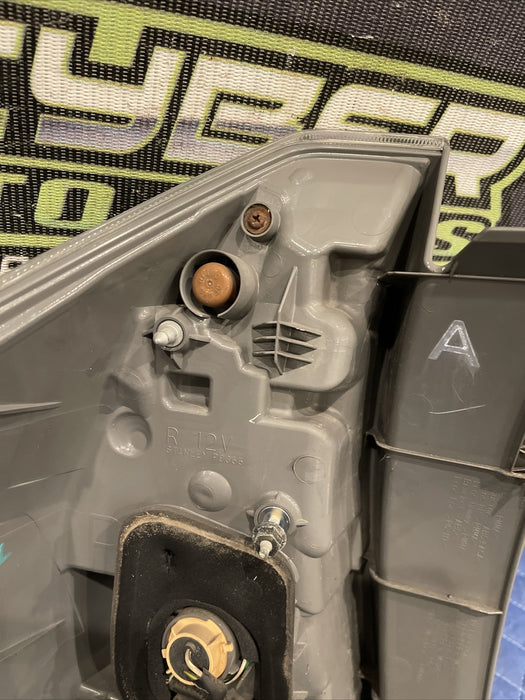 2014 TOYOTA PRIUS V REAR RIGHT PASSENGER TAILLIGHT TAIL LIGHT OEM