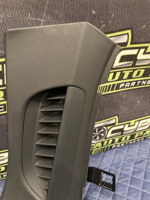 2018 AUDI R8 RIGHT SPYDER PILLAR TRIM COVER PANEL W/ SIDE VENTS 4S7 867 036