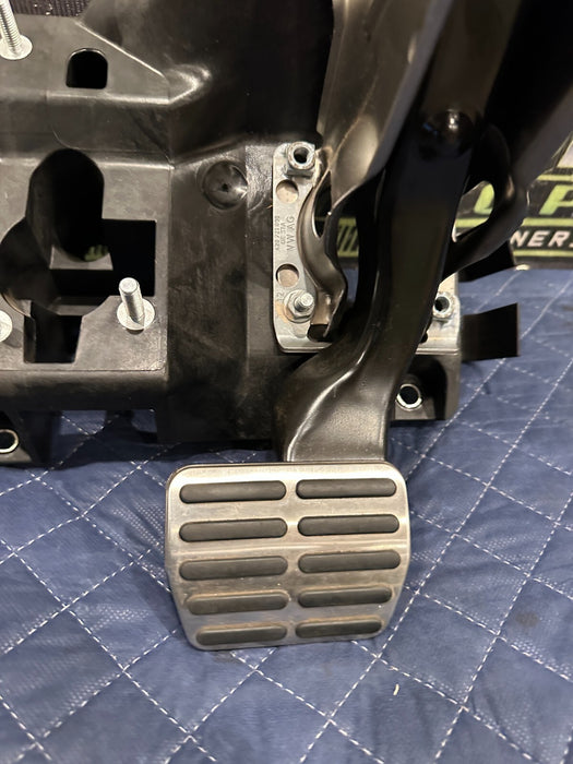 2014 Audi R8 V10 BRAKE PEDAL BOX ASSEMBLY 423 723 021 H 2008 - 2015 OEM
