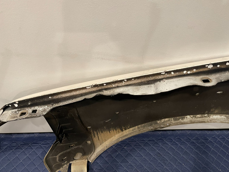 2017-2019 FORD F350 F450 METALLIC WHITE FRONT RIGHT FENDER OEM (UG) *DAMAGES*