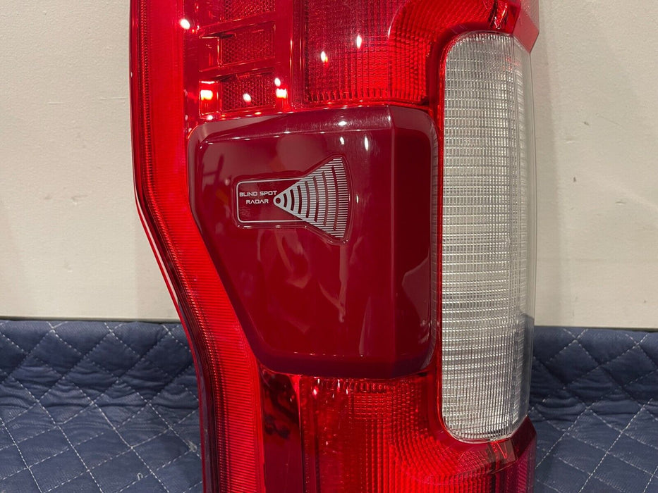 2017-2019 FORD F250 F350 F450 DRIVER LEFT LED TAIL LIGHT OEM *CRACKED* NO MODULE