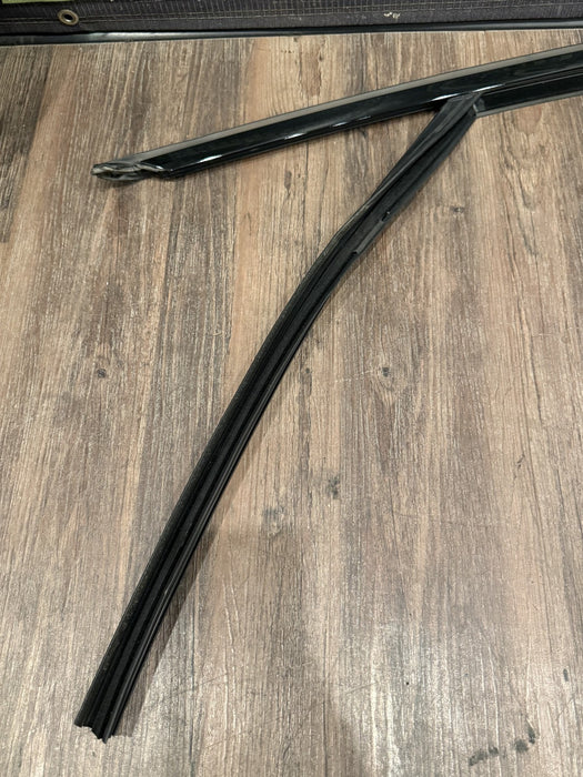 2024 BMW M3 M4 G80 G82 FRONT LEFT DOOR SEAL OEM 7407403