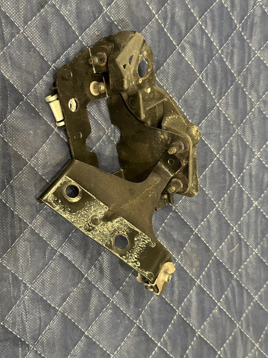 2014 AUDI R8 FRONT PASSENGER RIGHT MOUNT SUPPORT BUMPER BRACKETS 420 807 184 A