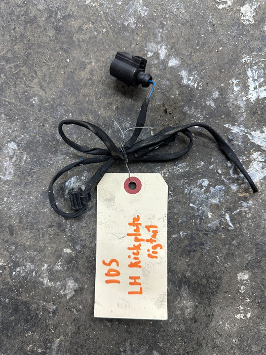 2021 AUDI R8 OEM LEFT DRIVER KICK PLATE ILLUMINATOR PIGTAIL HARNESS