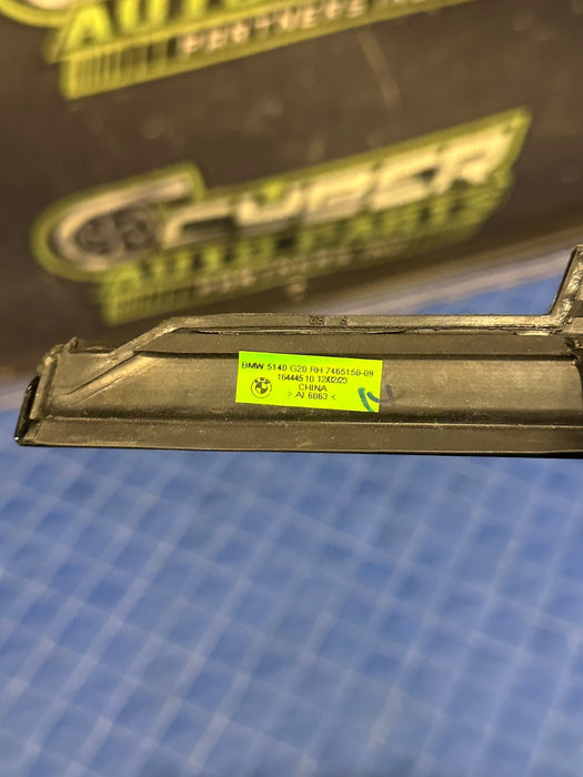 2024 BMW M3 M4 G80 G82 FRONT RIGHT BLACK DOOR WINDOW BELT OEM 7465150