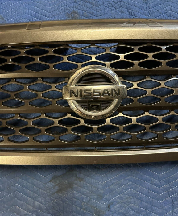 2016-2019 NISSAN TITAN XD PRO-4X GRILLE W/ CAMERA EMBLEM PAINTED GREY OEM