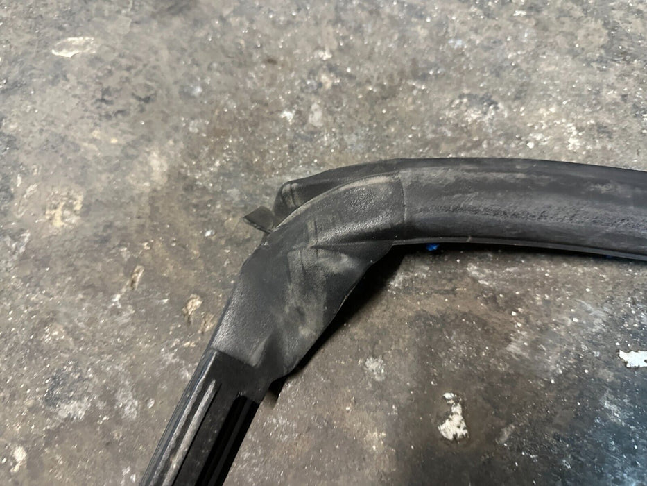 2018 AUDI R8 SPYDER RIGHT PASSENGER DOOR SEAL 4S0837912A 4S0 837 912 A