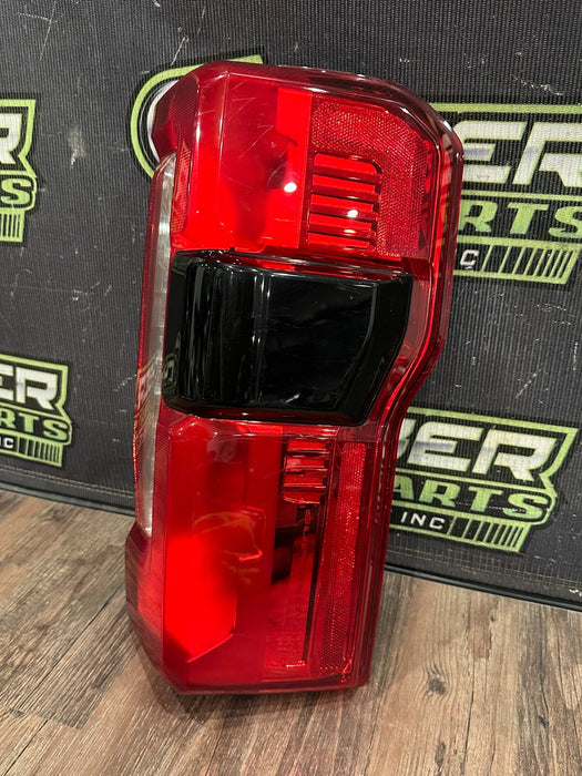 2023-2024 FORD F350 PASSENGER RIGHT HALOGEN TAIL LIGHT OEM *READ/SCUFFS*