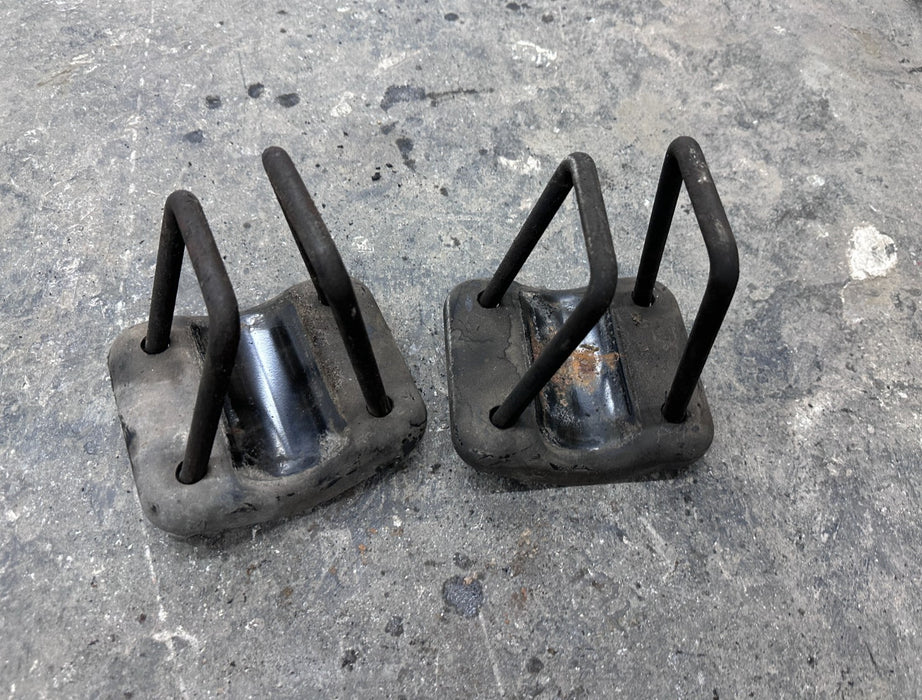 2017 NISSAN TITAN XD LEFT RIGHT LEAF SPRING MOUNT BRACKETS OEM