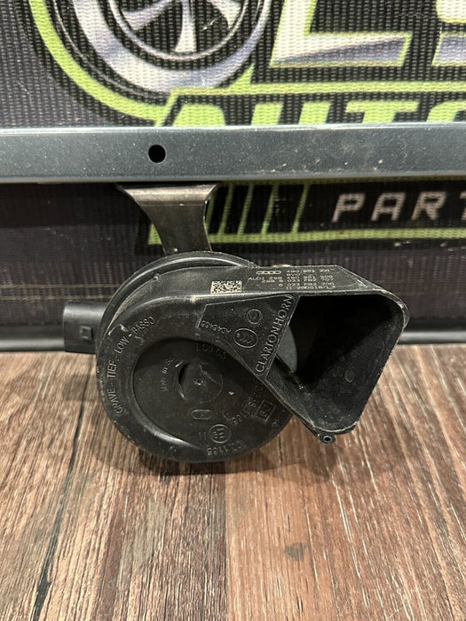 2017-18 AUDI R8 MOUNTING BRACKET W LEFT RIGHT HORN ASSEMBLY OEM