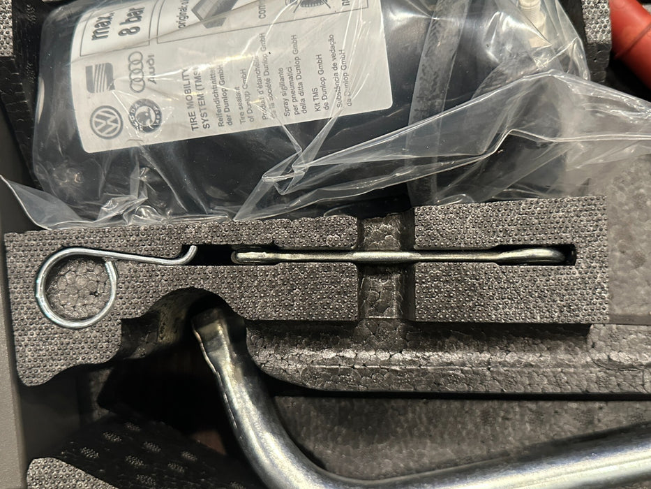 2014 AUDI R8 TOOL JACK CARRIER OEM 420 864 501