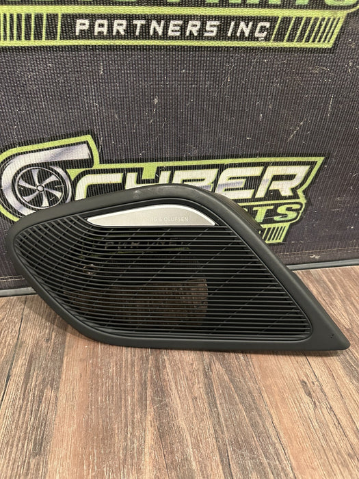 2021 AUDI R8 RIGHT BANG & OLUFSEN B&O DOOR PANEL SPEAKER COVER OEM  *WEAR/READ*