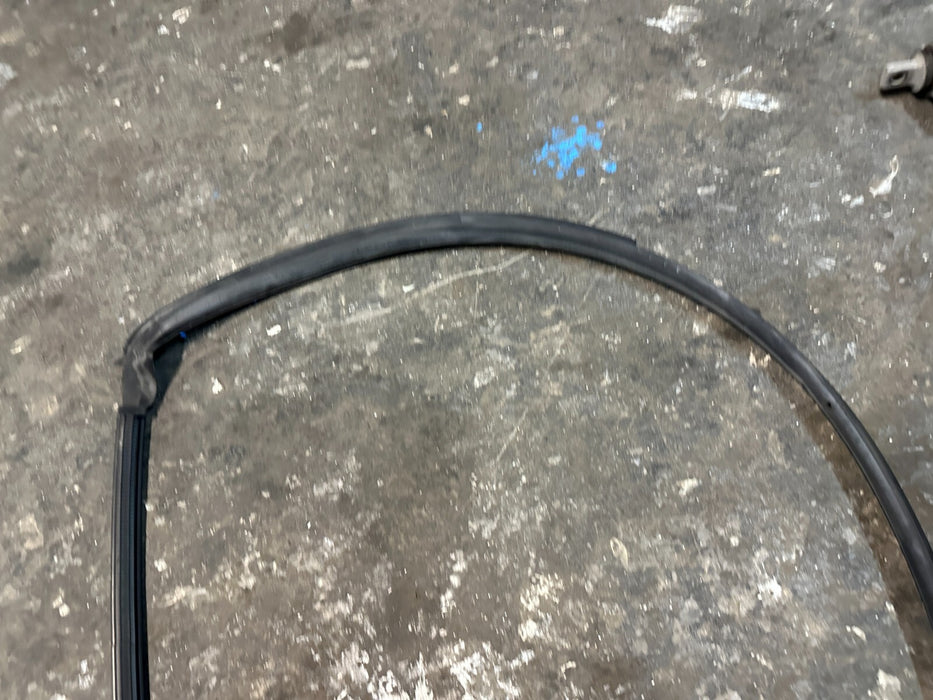 2018 AUDI R8 SPYDER RIGHT PASSENGER DOOR SEAL 4S0837912A 4S0 837 912 A