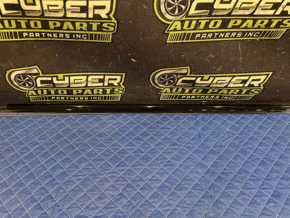 2024 BMW M3 M4 G80 G82 FRONT RIGHT BLACK DOOR WINDOW BELT OEM 7465150