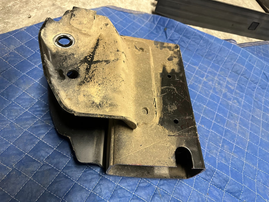 2017-2022 FORD F250 F350 F450 DIESEL DRIVER LH RADIUS ARM BRACKET FRAME RAIL CUT