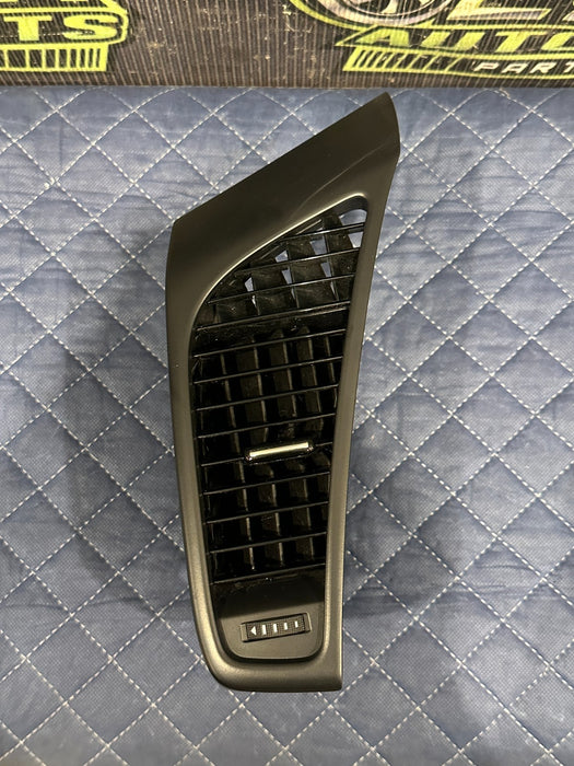 2014 AUDI R8 FRONT DRIVER LEFT DASH DASHBOARD HVAC AIR VENT OEM 423 820 901 A