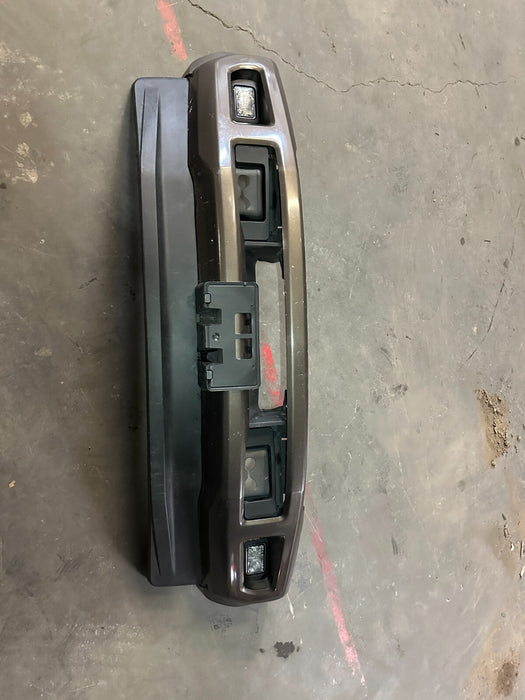 2017-2019 FORD F450 FRONT BUMPER ASSEMBLY OEM (READ/ MINOR DENTS/SCRATCHES)