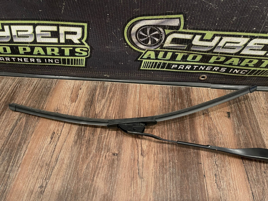 2014 TOYOTA PRIUS V FRONT DRIVER LEFT LH WINDSHIELD WIPER OEM