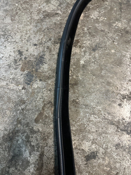 2020 BMW M4 F82 FRONT RIGHT DOOR WEATHERSTRIP SEAL OEM