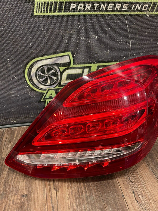 2015 MERCEDES BENZ C63S AMG PASSENGER RIGHT LED TAILIGHT OEM *SCUFFS*