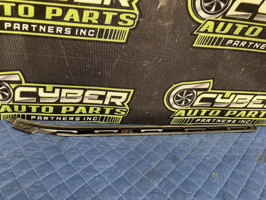 2015-2020 BMW M4 F82 RIGHT SIDE WINDSHIELD DRIP MOLDING 51 31 7 285 928