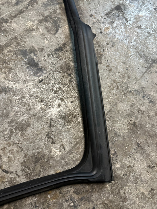 2020 BMW M4 F82 FRONT RIGHT DOOR WEATHERSTRIP SEAL OEM