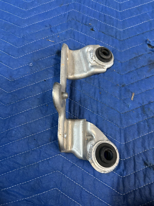 2017 AUDI R8 5.2L V10 FRONT RIGHT RADIATOR MOUNT BRACKET OEM 4S0 121 260 E